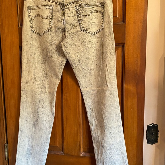 New with tags light stonewashed Sapphire red straight leg jeans with studs - Picture 6 of 14